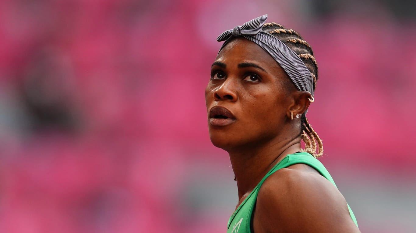 Die nigerianische Sprinterin Blessing Okagbare blickt auf ihre Zeit beim Vorlauf. Von weiteren Wettbewerben ist sie wegen Dopingverdachts ausgeschlossen.