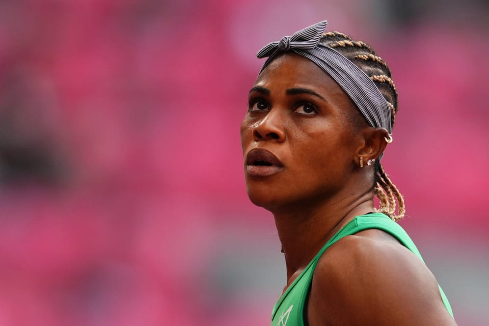 Die nigerianische Sprinterin Blessing Okagbare blickt auf ihre Zeit beim Vorlauf. Von weiteren Wettbewerben ist sie wegen Dopingverdachts ausgeschlossen.