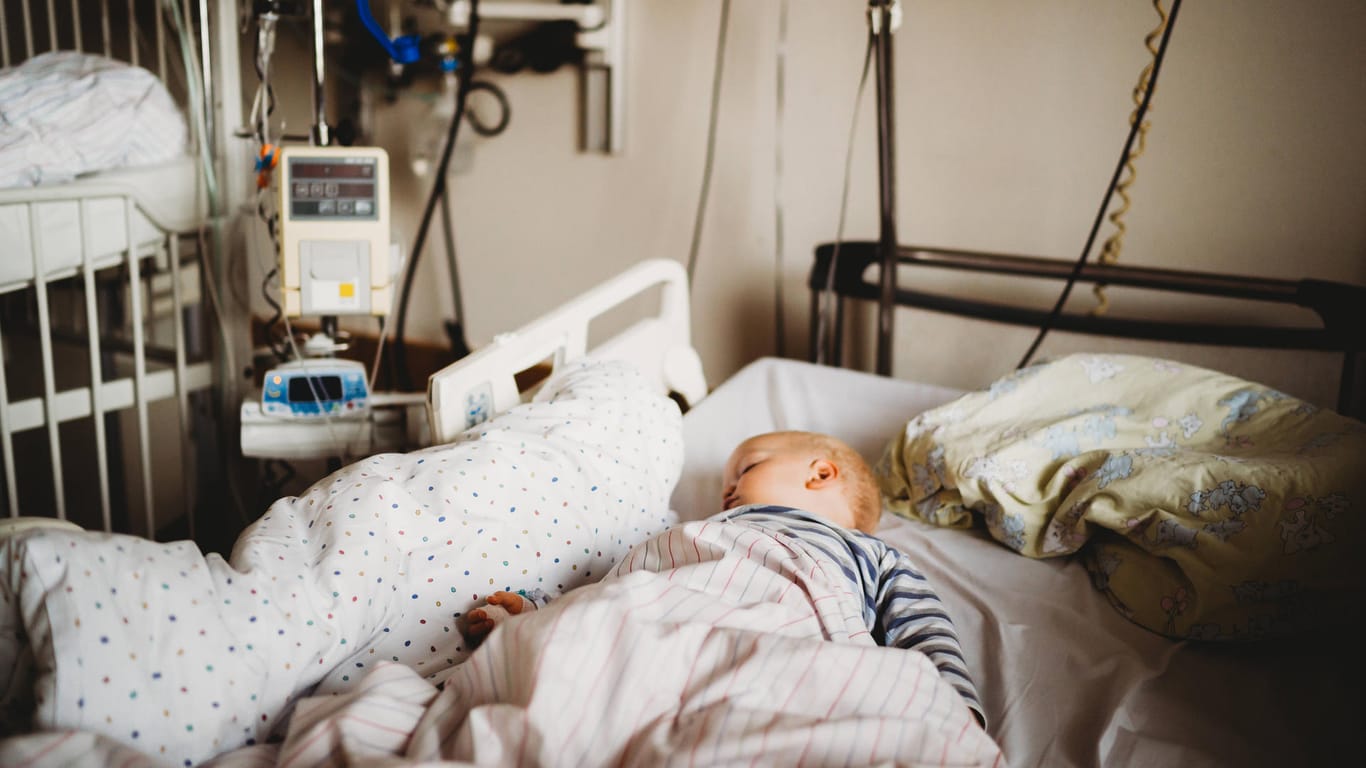 Ein Baby liegt mit einer Corona-Infektion in einem Münchner Krankenhaus (Archivbild). Fast 100.000 kranke Kinder bis vier Jahre werden in der Statistik gezählt.