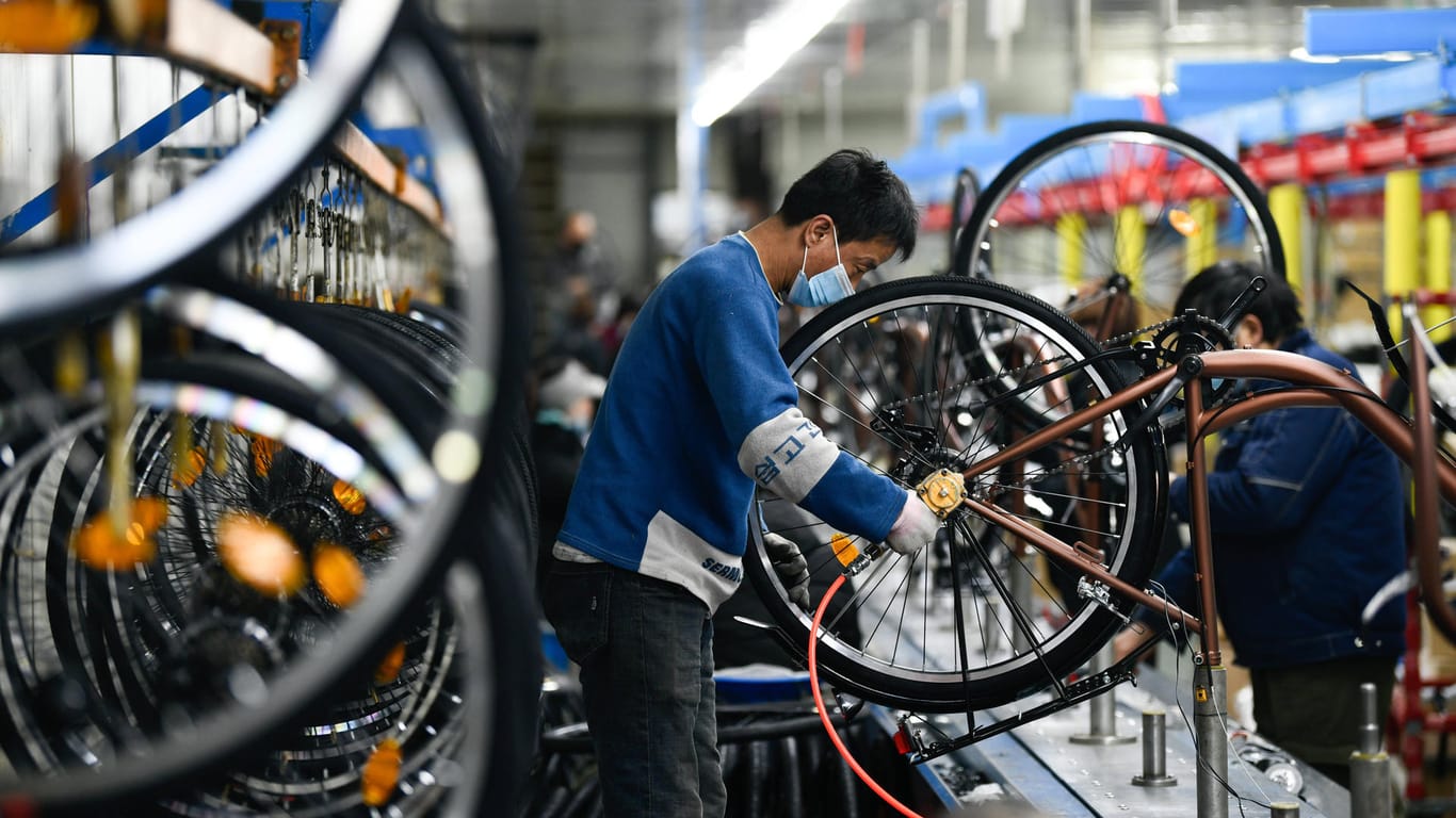 In einer chinesischen Fabrik werden Fahrräder zusammengebaut (Archivbild). Asien ist ein bedeutender Produzent für den weltweiten Markt.