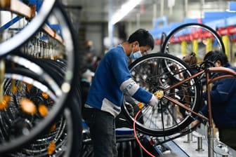 In einer chinesischen Fabrik werden Fahrräder zusammengebaut (Archivbild). Asien ist ein bedeutender Produzent für den weltweiten Markt.