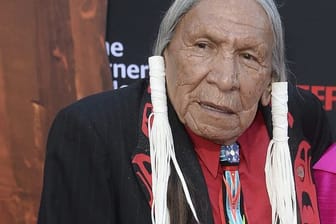 Der indigene Schauspieler Saginaw Grant aus dem Film "The Lone Ranger" ist mit 85 Jahren gestorben.