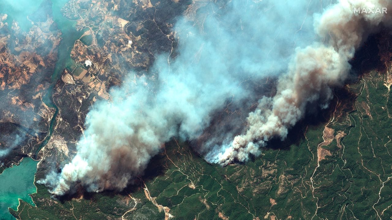In der Türkei sind die Einsätze gegen die zahlreichen Waldbrände an der Mittelmeerküste und anderen Orten des Landes fortgesetzt worden.