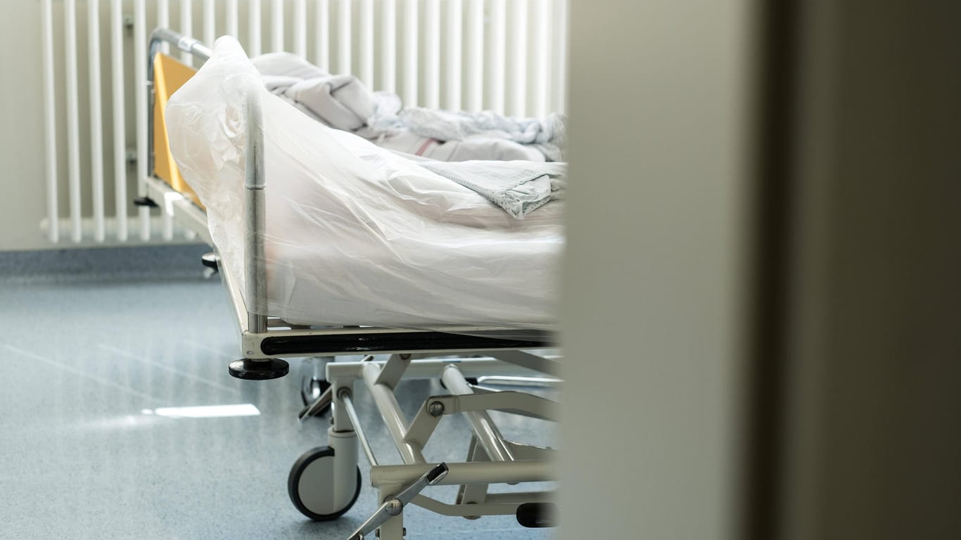 Blick in ein Krankenhauszimmer: Die Deutsche Krankenhausgesellschaft fordert einen Mix aus Indikatoren, um die Corona-Lage zu beurteilen.