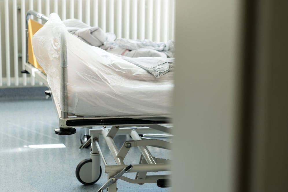 Blick in ein Krankenhauszimmer: Die Deutsche Krankenhausgesellschaft fordert einen Mix aus Indikatoren, um die Corona-Lage zu beurteilen.