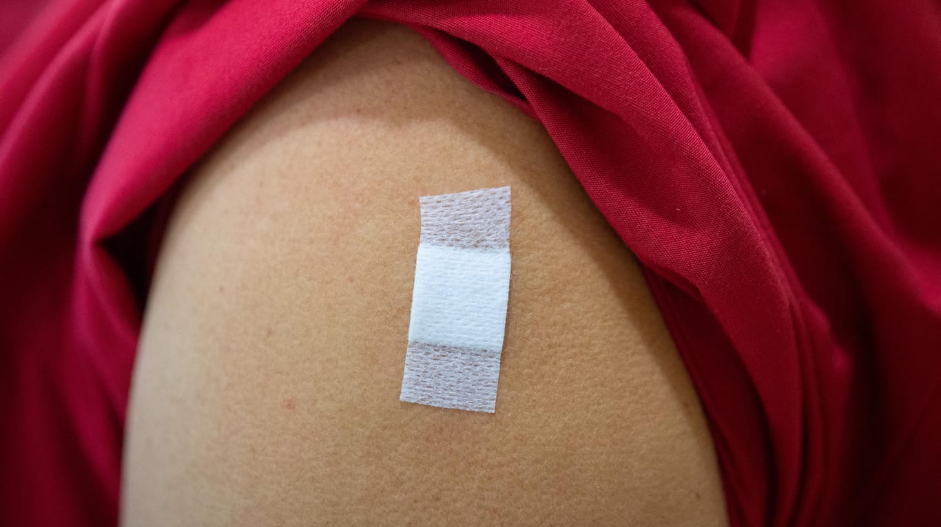 Corona-Impfung: Wer Fotos von seiner Impfung in den sozialen Medien postet, könnte dazu beitragen, dass sich mehr Menschen impfen lassen, so die Forscher.