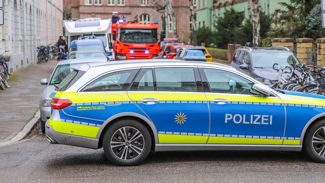 Einsatzkräfte im Einsatz in Karlsruhe (Symbolbild): Auf einer Kreuzung sind bei einer Kollision zweier Wägen drei Menschen verletzt worden.