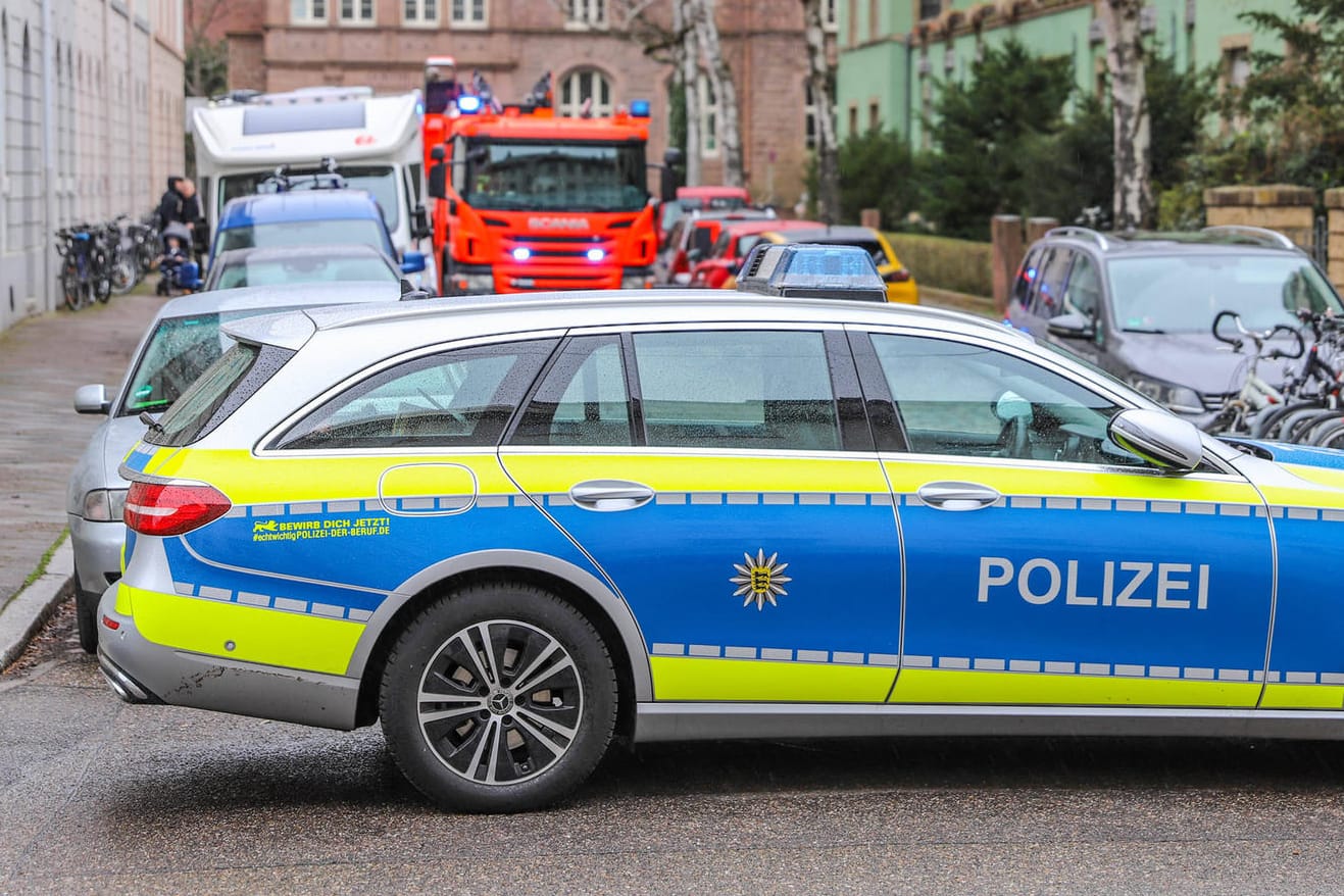 Einsatzkräfte im Einsatz in Karlsruhe (Symbolbild): Auf einer Kreuzung sind bei einer Kollision zweier Wägen drei Menschen verletzt worden.