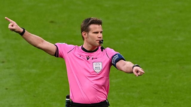 Ist zum fünften Mal Deutschlands Schiedsrichter des Jahres: Felix Brych. Ist zum fünften Mal Deutschlands Schiedsrichter des Jahres: Felix Brych.