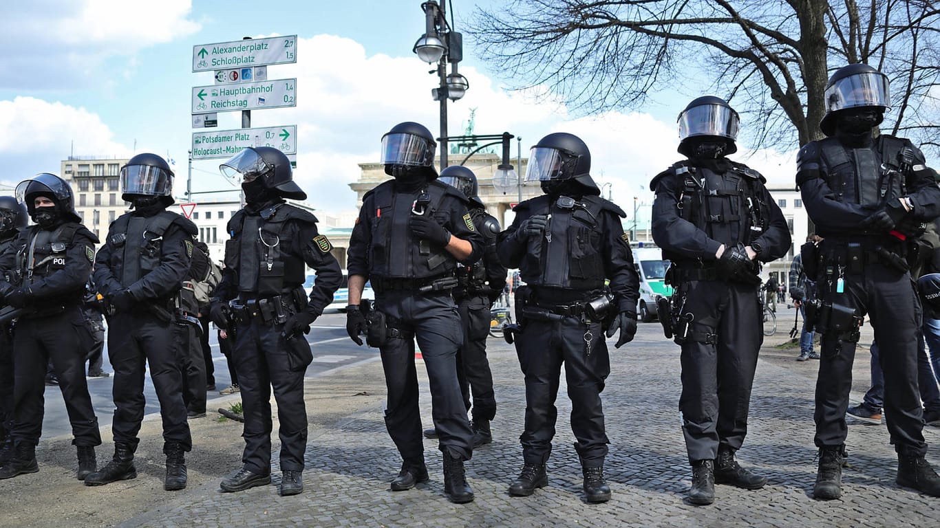 Eine Kette von Polizisten vor dem Brandenburger Tor (Archivbild): 1.000 Beamte sind im Einsatz.