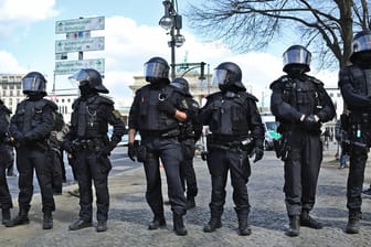 Eine Kette von Polizisten vor dem Brandenburger Tor (Archivbild): 1.000 Beamte sind im Einsatz.