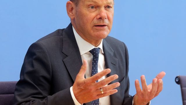 Olaf Scholz gestikuliert