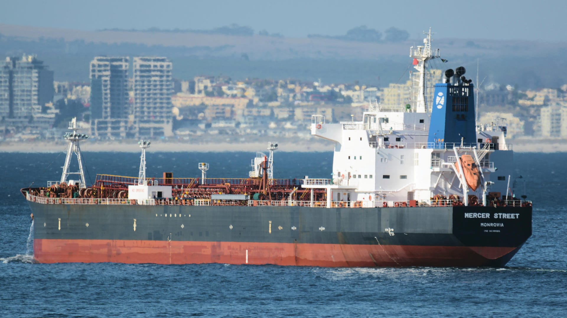 Der Öltanker "MT Mercer Street": Bei einem Angriff auf den Tanker im Indischen Ozean sind ein Rumäne und ein Brite getötet worden.