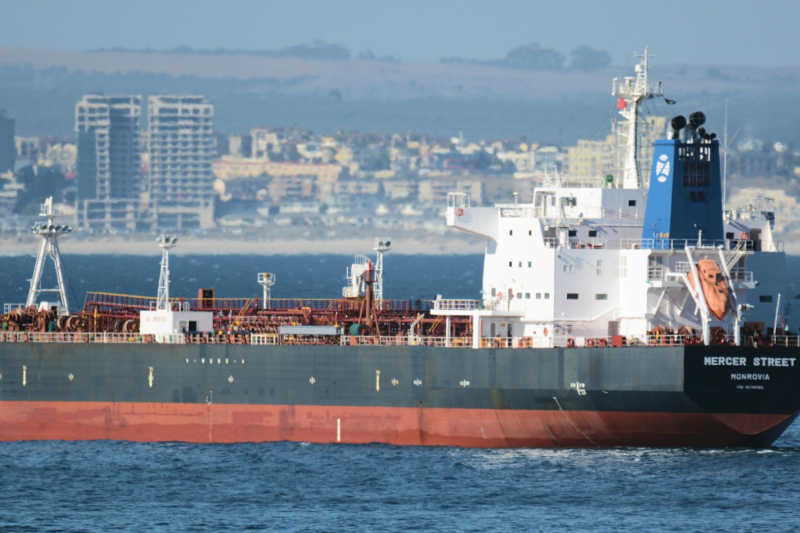 Der Öltanker "MT Mercer Street": Bei einem Angriff auf den Tanker im Indischen Ozean sind ein Rumäne und ein Brite getötet worden.