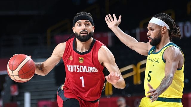 Deutschlands Joshiko Saibou (l) wird vom Australier Patty Mills verteidigt. Deutschlands Joshiko Saibou (l) wird vom Australier Patty Mills verteidigt.