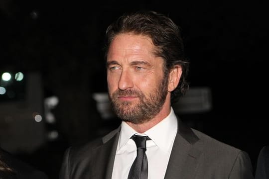 Erst Scarlett Johansson, nun auch Gerard Butler: Die beiden Filmstars nehmen es jeweils mit den Leuten hinter ihren Kinohits auf.