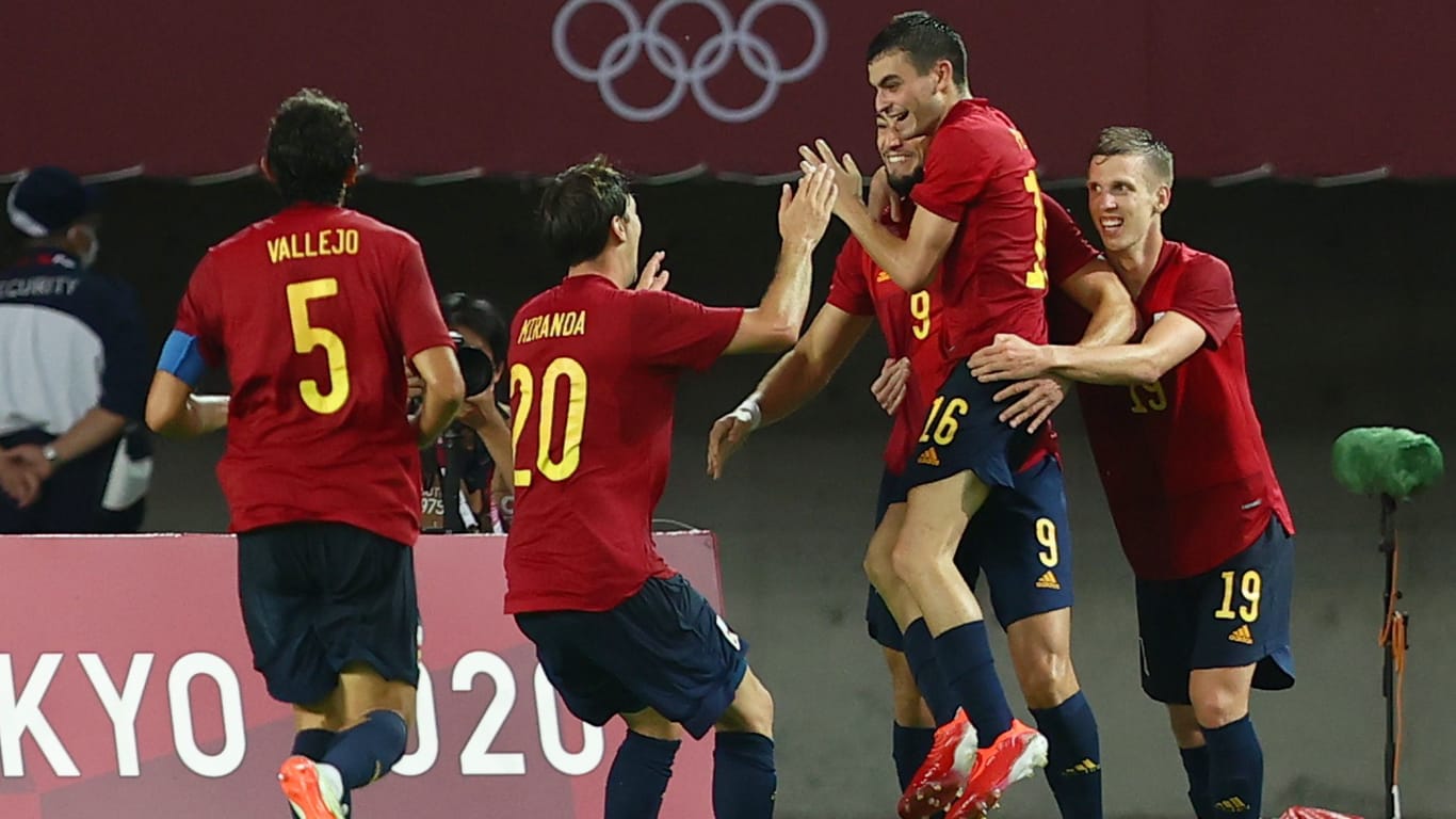 Die Spanier feiern das 2:2 von Rafa Mir kurz vor dem Ende der regulären Spielzeit: Das Tor leitete die Wende im Viertelfinale ein.