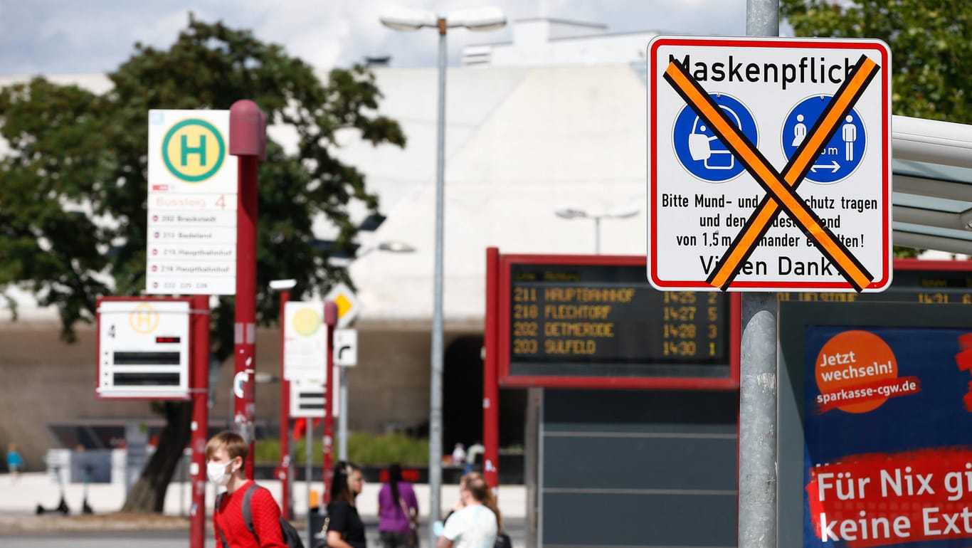 Ein durchgestrichenes Maskenpflicht-Schild in Wolfsburg (Symbolbild): Die Stadt hat in Niedersachsen einen negativen Spitzenwert.