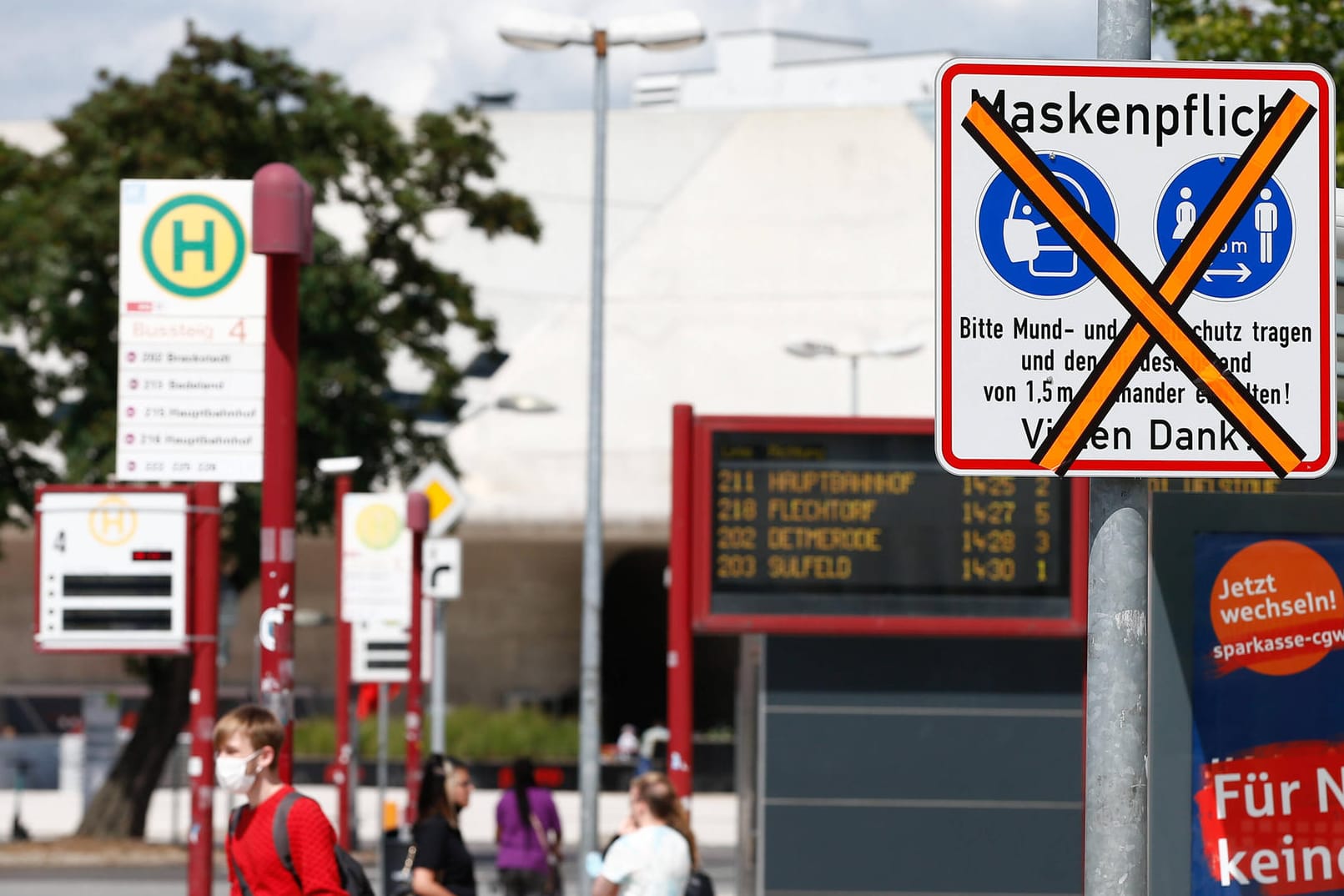 Ein durchgestrichenes Maskenpflicht-Schild in Wolfsburg (Symbolbild): Die Stadt hat in Niedersachsen einen negativen Spitzenwert.