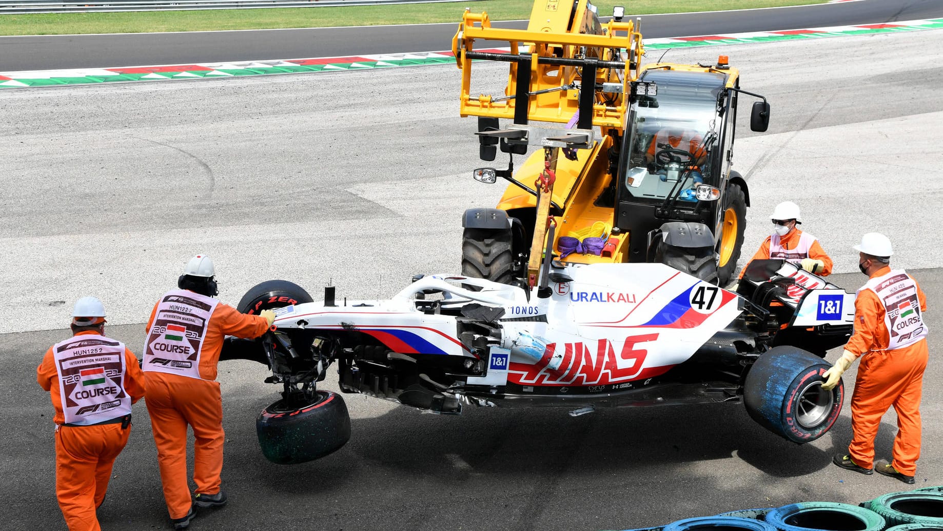 Nach dem Crash: Das Auto von Mick Schumacher wird von einem Kran geborgen.