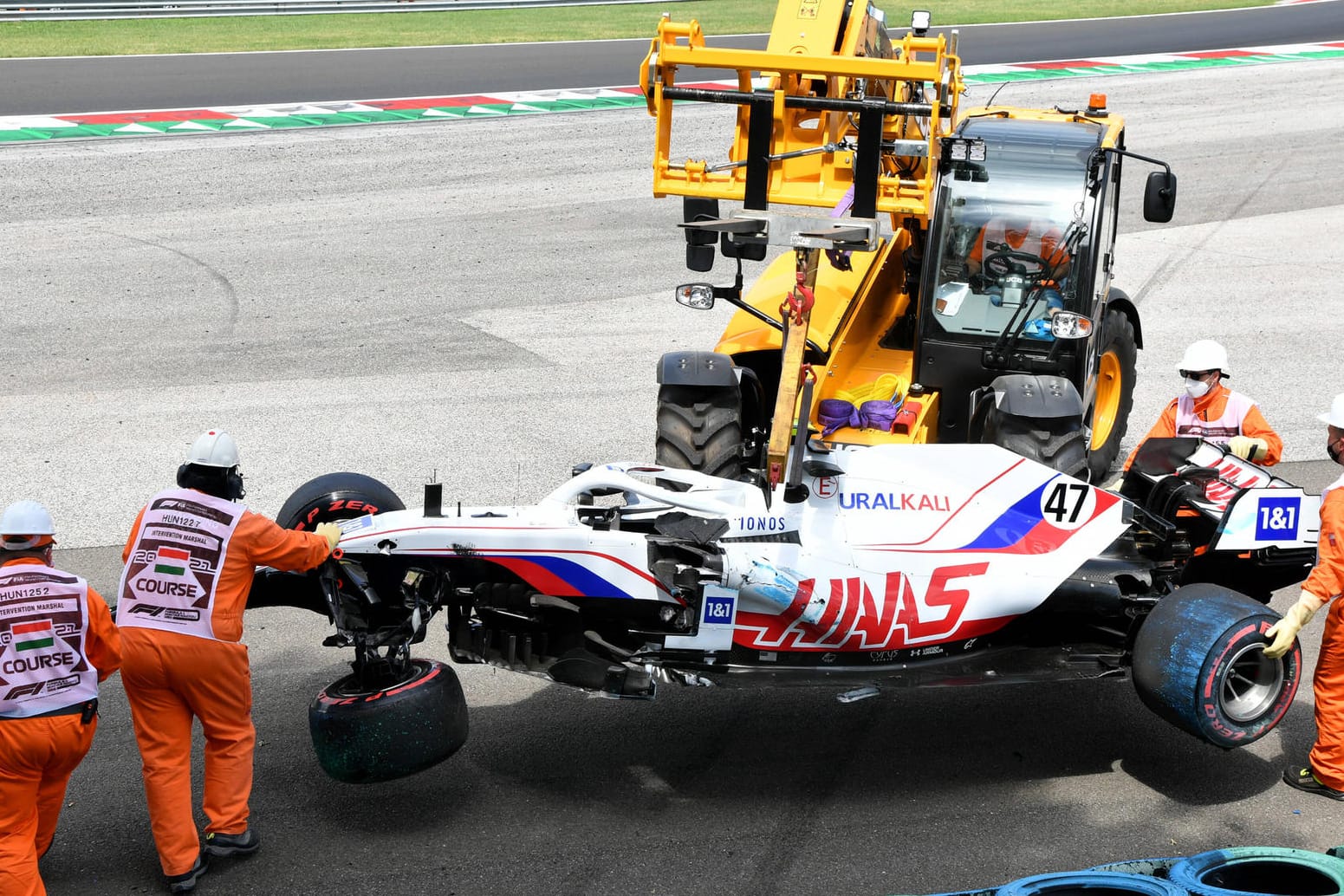 Nach dem Crash: Das Auto von Mick Schumacher wird von einem Kran geborgen.