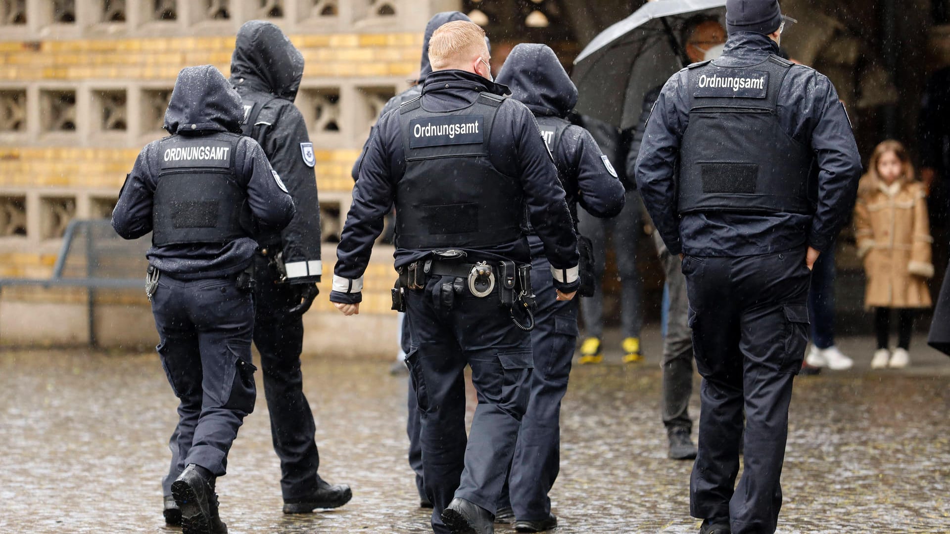 Mitarbeiter des Kölner Ordnungsamts (Symbolbild): Für mehr Kontrollen der Quarantäne-Pflicht fehle Personal, heißt es. Mitarbeiter des Kölner Ordnungsamts (Symbolbild): Für mehr Kontrollen der Quarantäne-Pflicht fehle Personal, heißt es.