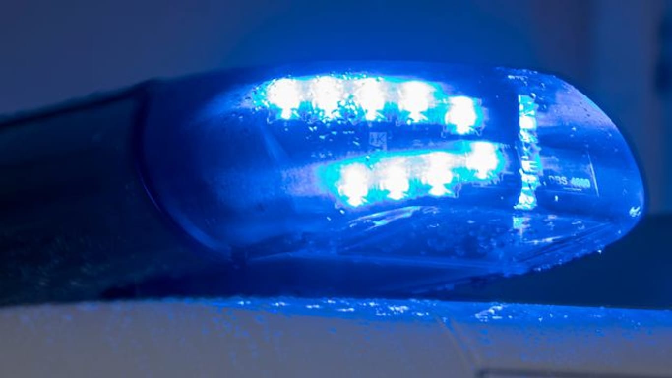 Ein Blaulicht leuchtet auf dem Dach eines Polizeiwagens (Symbobild): Ein Mann wurde vorrübergehend festgenommen.