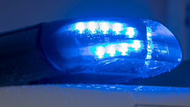 Ein Blaulicht leuchtet auf dem Dach eines Polizeiwagens (Symbobild): Ein Mann wurde vorrübergehend festgenommen. Ein Blaulicht leuchtet auf dem Dach eines Polizeiwagens (Symbobild): Ein Mann wurde vorrübergehend festgenommen.