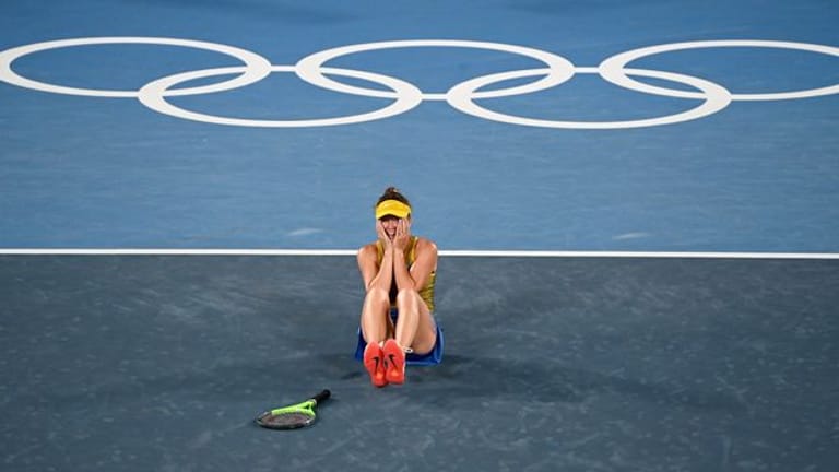 Elina Switolina freut sich über ihren Sieg im Bronze-Match gegen Jelena Rybakina.