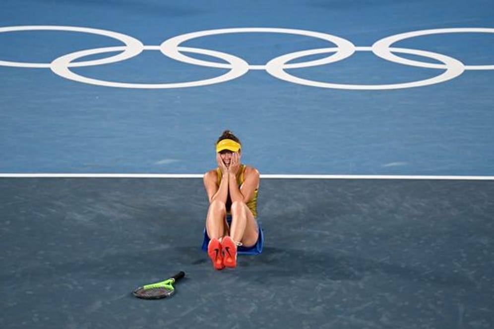 Elina Switolina freut sich über ihren Sieg im Bronze-Match gegen Jelena Rybakina.