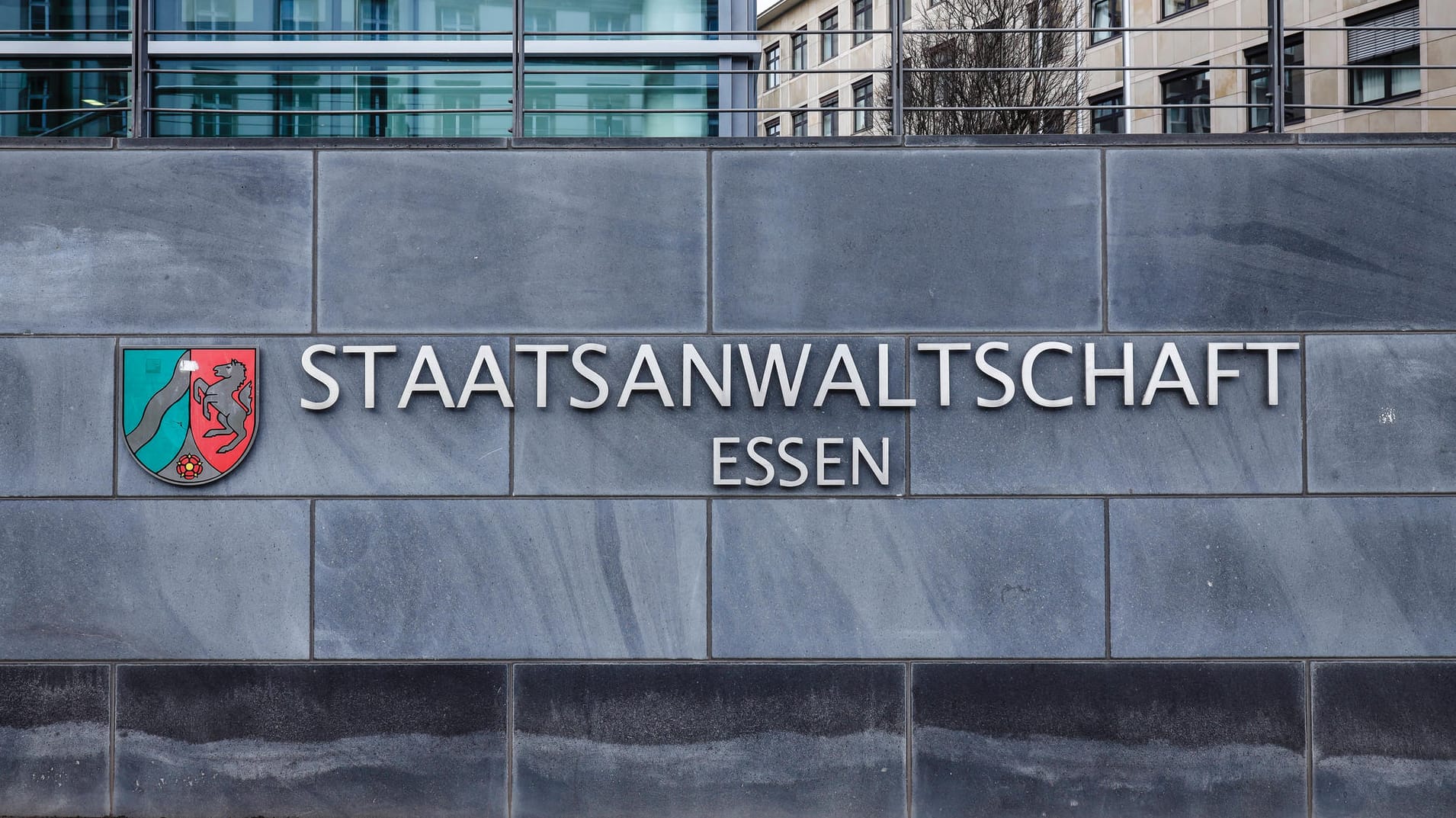 Das Schild der Staatsanwaltschaft mit dem Landeswappen (Symbolbild): Hier wird gegen einen langjährigen Islamberater ermittelt. Das Schild der Staatsanwaltschaft mit dem Landeswappen (Symbolbild): Hier wird gegen einen langjährigen Islamberater ermittelt.