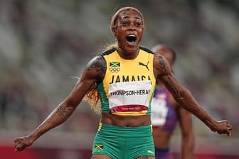 Jamaikas Elaine Thompson-Herah feiert olympisches Gold über 100 Meter.