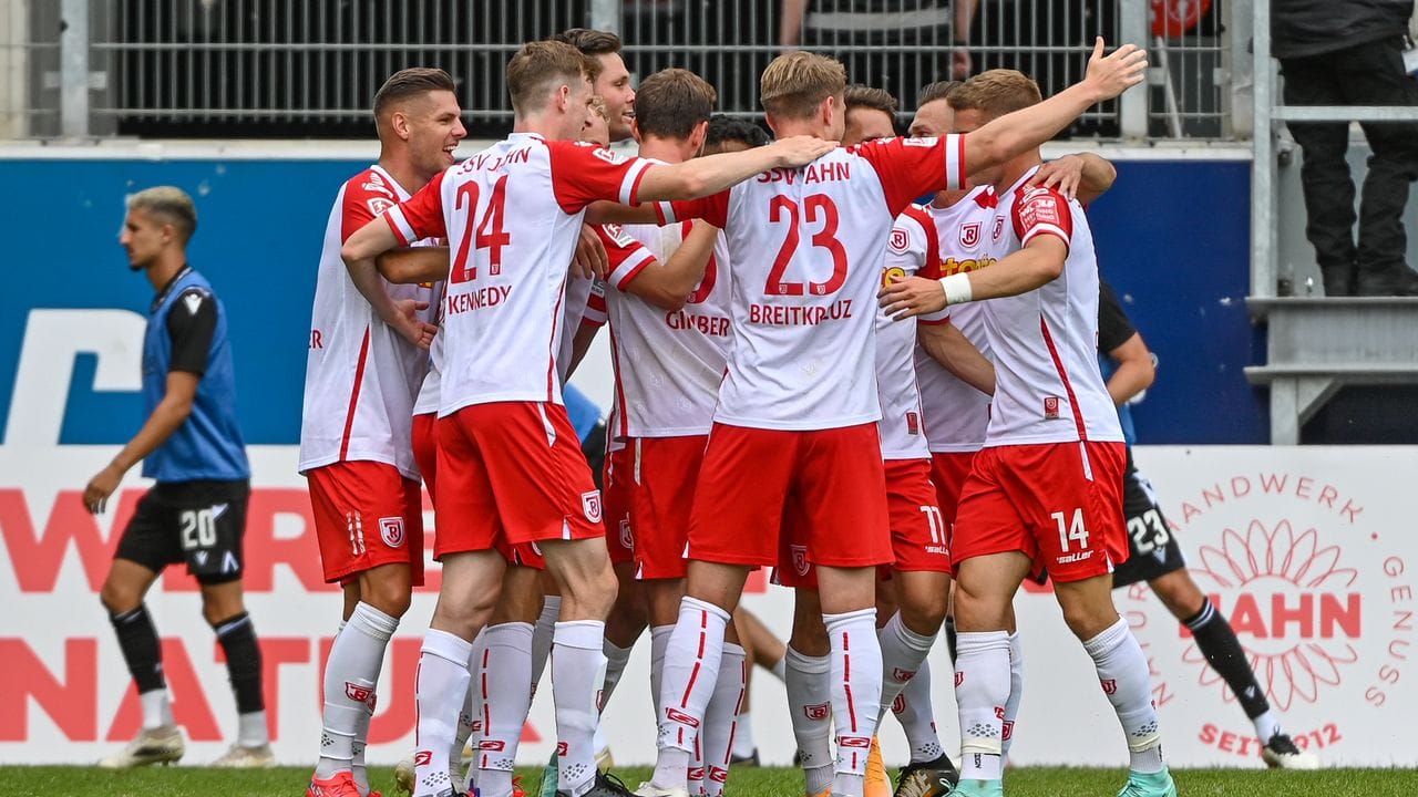 Die Mannschaft von Regensburg feiert den Führungstreffer gegen Sandhausen.