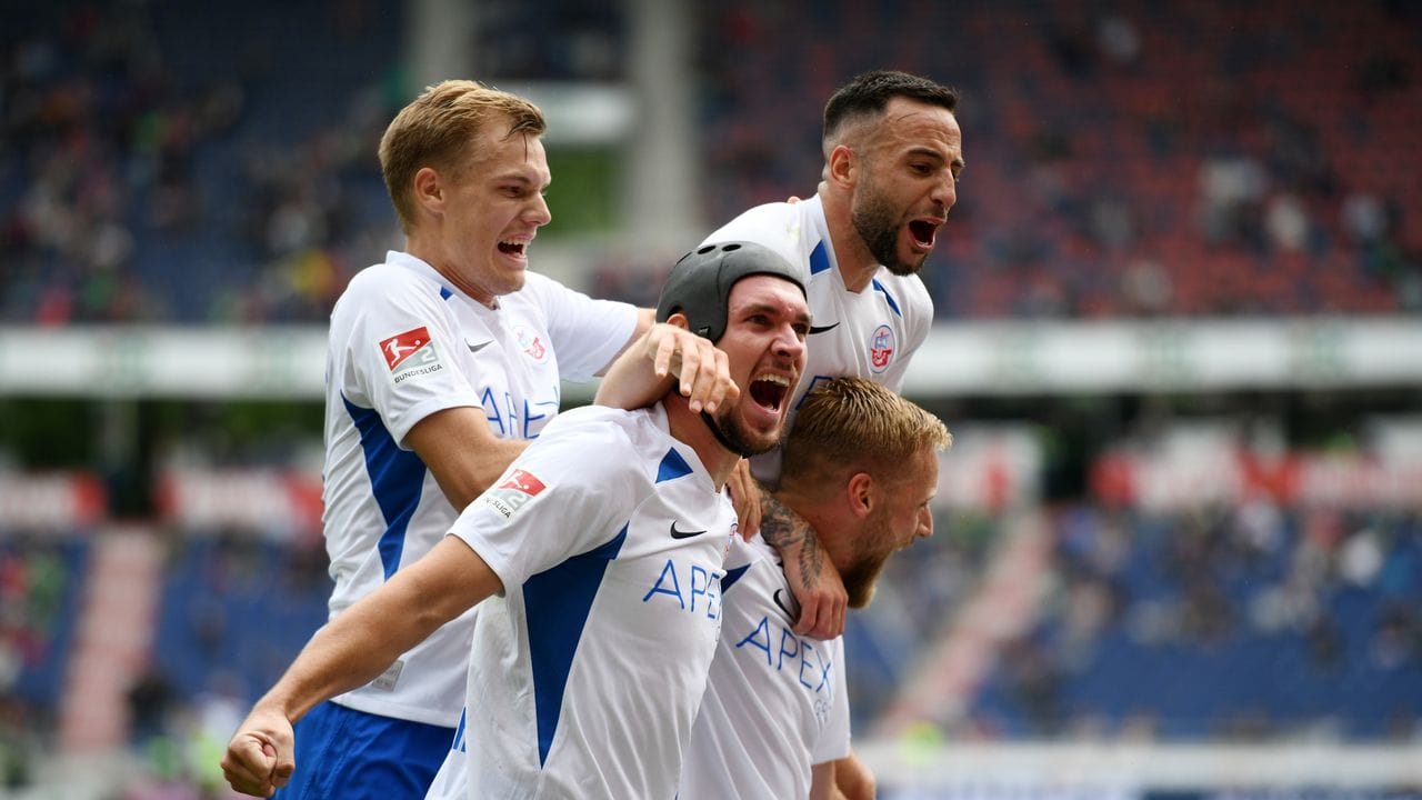Hansa Rostock setzte sich überraschend bei Hannover 96 durch. Hansa Rostock setzte sich überraschend bei Hannover 96 durch.