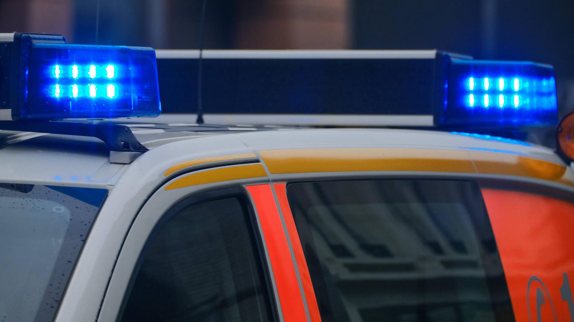 Rettungswagen im Einsatz: In Flensburg ist ein Auto in eine Kindergruppe gefahren. Rettungswagen im Einsatz: In Flensburg ist ein Auto in eine Kindergruppe gefahren.
