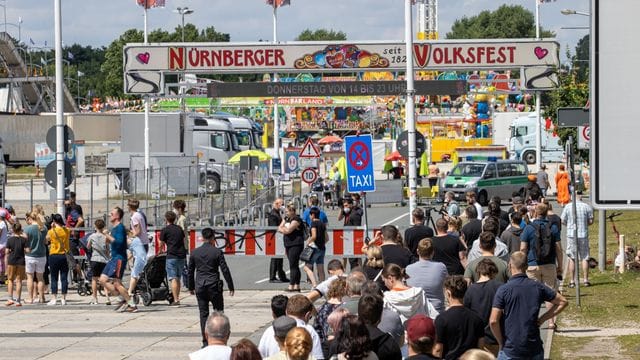 Besucher des Freizeitparks "Nürnbärland" stehen für eine Impfaktion am Eingang in der Warteschlange: Bei der Aktion konnten sich auch Schausteller und ihre Angestellten ihre Corona-Impfung verabreichen lassen. Besucher des Freizeitparks "Nürnbärland" stehen für eine Impfaktion am Eingang in der Warteschlange: Bei der Aktion konnten sich auch Schausteller und ihre Angestellten ihre Corona-Impfung verabreichen lassen.