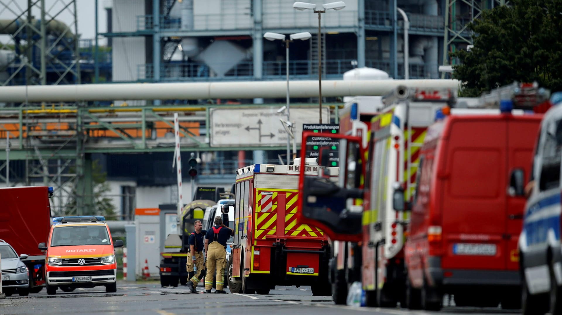 Großeinsatz in Leverkusen: Die Detonation in einem Chemiepark am Dienstagmorgen hat mindestens fünf Todesopfer gefordert. Zwei Menschen gelten weiterhin als vermisst. Großeinsatz in Leverkusen: Die Detonation in einem Chemiepark am Dienstagmorgen hat mindestens fünf Todesopfer gefordert. Zwei Menschen gelten weiterhin als vermisst.