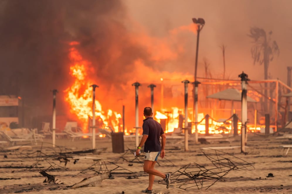 Strandanlage "Le Capannine" in Catania: Vor den Toren der Küstenstadt brannte es an mehreren Stellen.