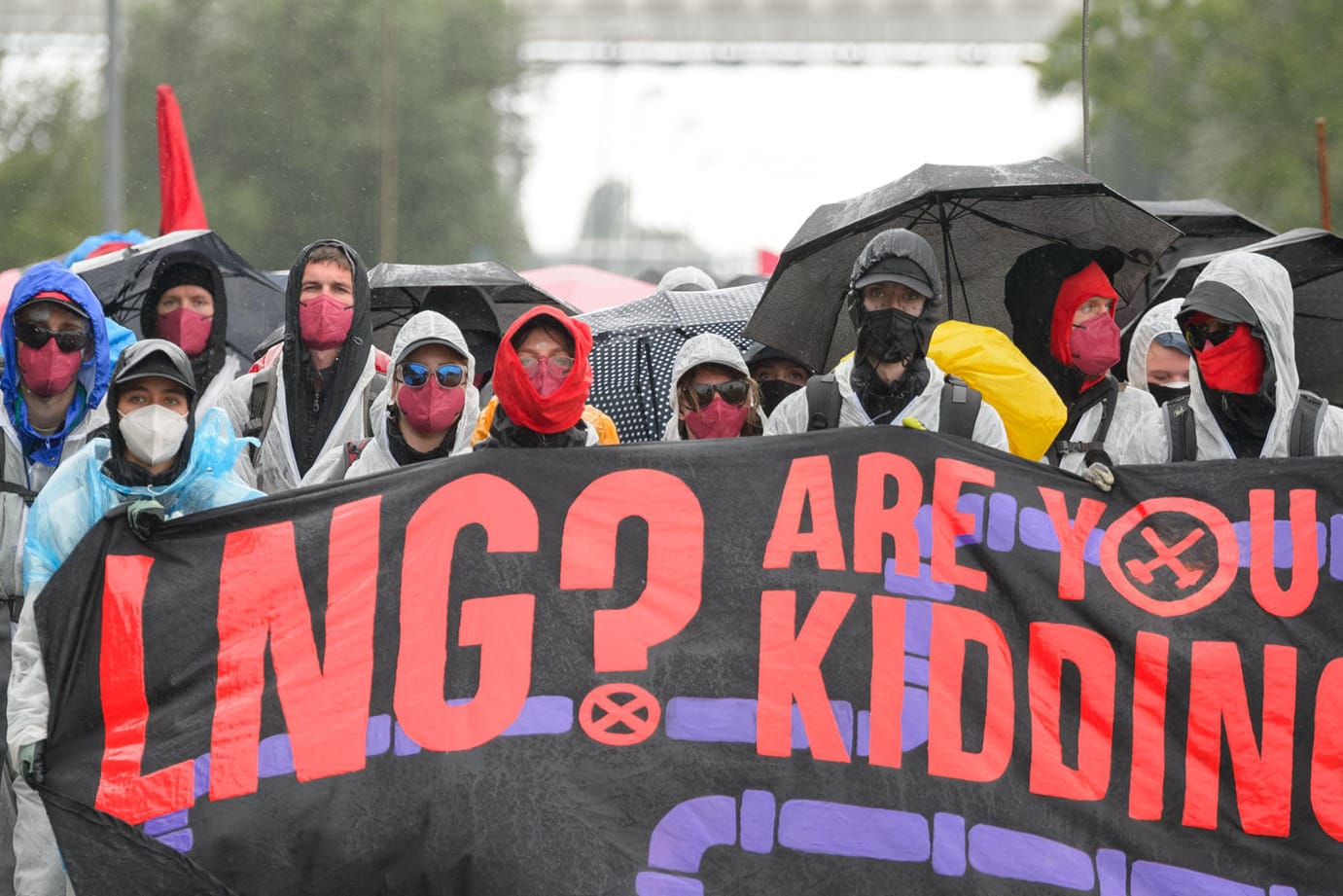 Proteste in Brunsbüttel: Mehrere Hundert Menschen des Bündnisses «Ende Gelände» haben gegen ein geplantes Terminal für Flüssigerdgas (LNG) demonstriert.