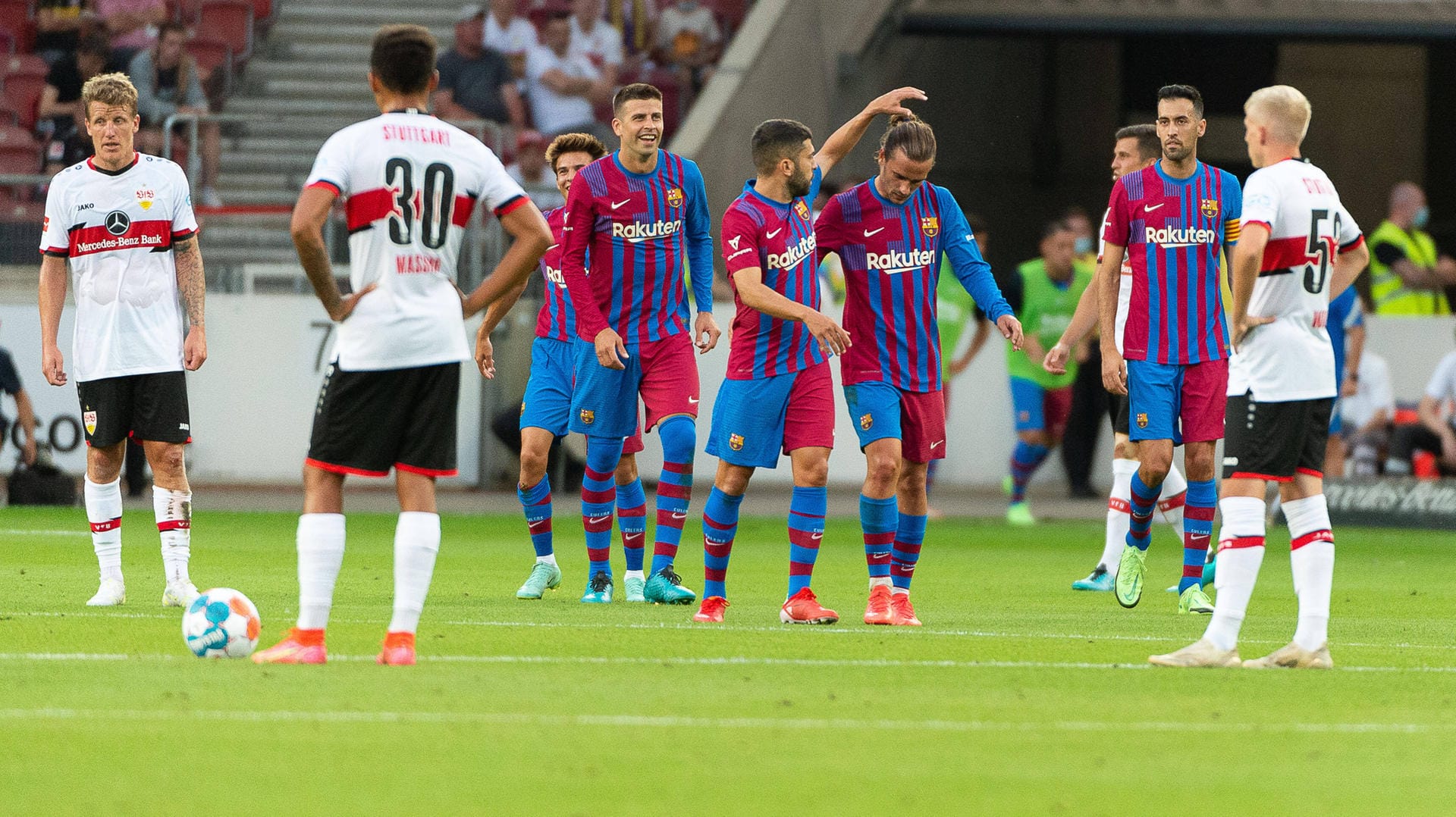 Testspiel-Pleite: Stuttgart guckt verdutzt, Barca jubelt.