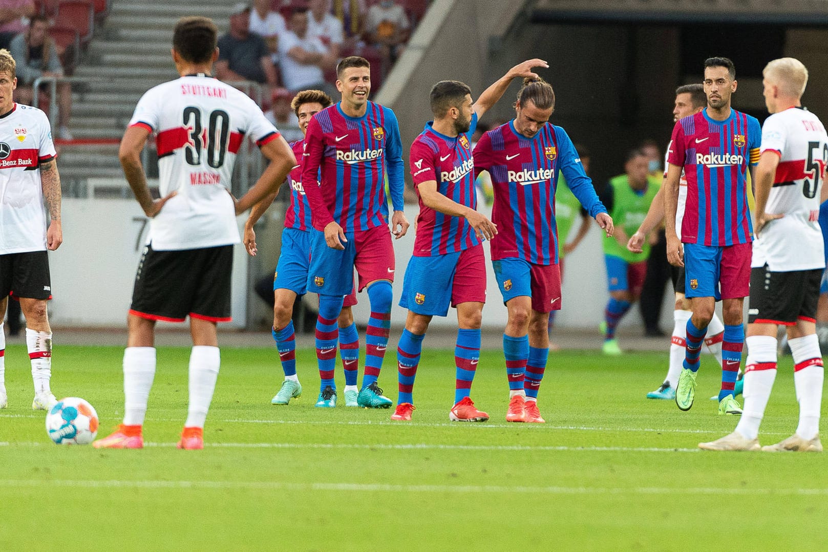 Testspiel-Pleite: Stuttgart guckt verdutzt, Barca jubelt.