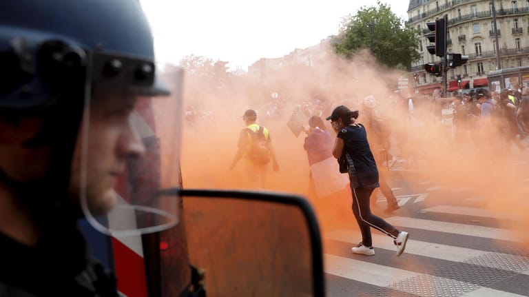 Proteste in Paris: Die Polizei setzte Tränengas gegen die Demonstranten ein.