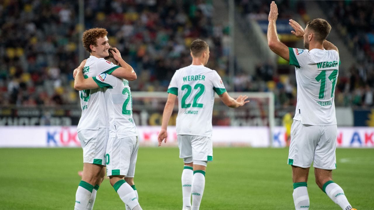 Bremens Doppeltorschütze Joshua Sargent (l-r), Romano Schmid, Niklas Schmidt und Niclas Füllkrug jubeln nach dem Treffer zum 0:1. Bremens Doppeltorschütze Joshua Sargent (l-r), Romano Schmid, Niklas Schmidt und Niclas Füllkrug jubeln nach dem Treffer zum 0:1.