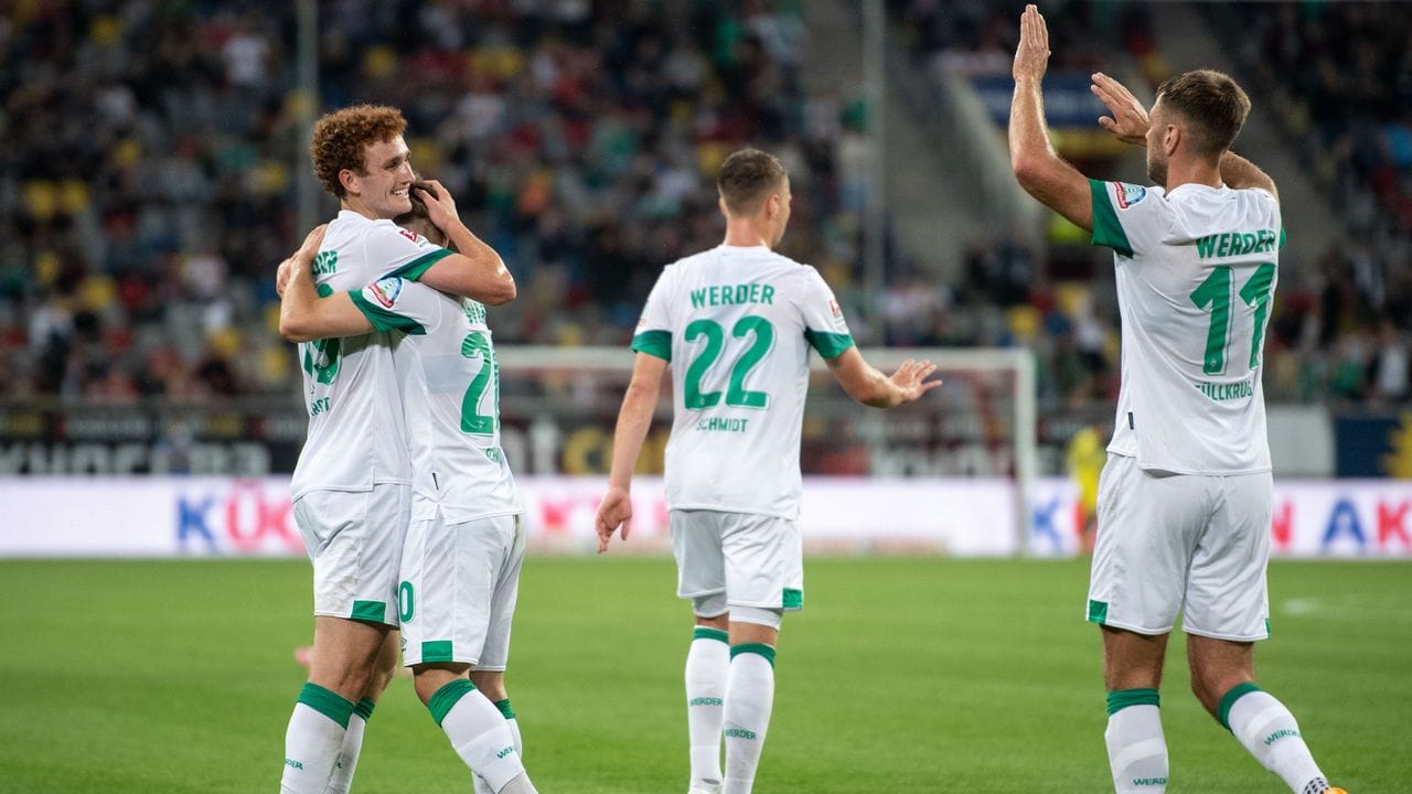 Bremens Doppeltorschütze Joshua Sargent (l-r), Romano Schmid, Niklas Schmidt und Niclas Füllkrug jubeln nach dem Treffer zum 0:1.