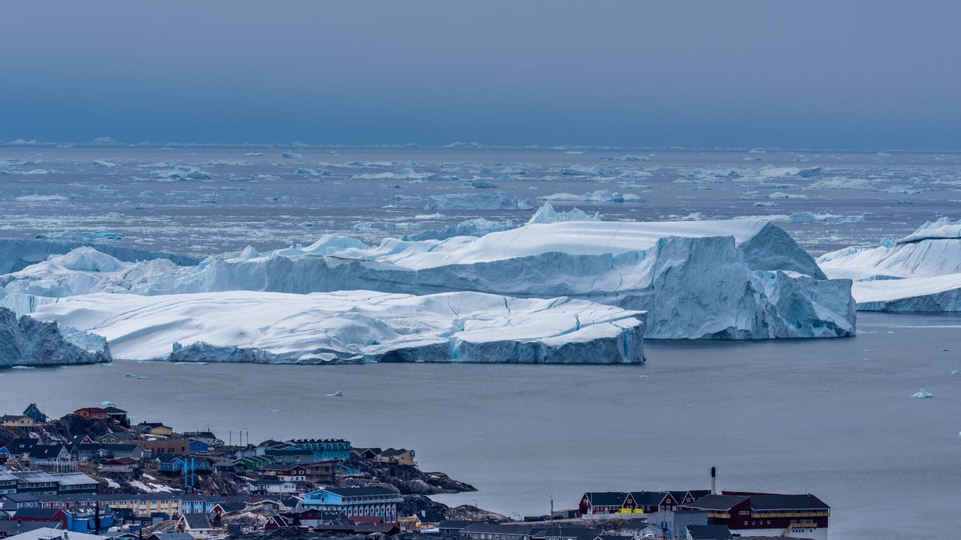 Eisberge in der Nähe von Illulissat in Grönland (Archivbild). Derzeit schmilzt das Eis so schnell wie selten zuvor.