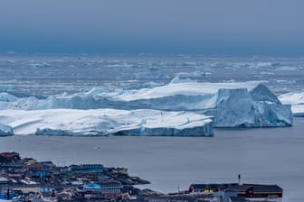 Eisberge in der Nähe von Illulissat in Grönland (Archivbild). Derzeit schmilzt das Eis so schnell wie selten zuvor.