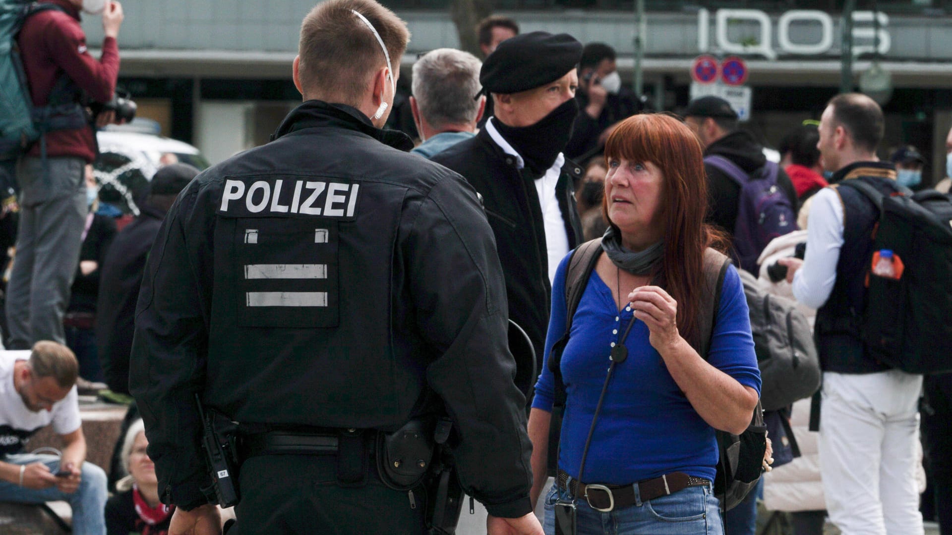 Polizisten schreiten bei einer verbotenen Demo in Berlin im Mai ein (Archivbild). Auch am heutigen Sonntag waren Proteste geplant. Polizisten schreiten bei einer verbotenen Demo in Berlin im Mai ein (Archivbild). Auch am heutigen Sonntag waren Proteste geplant.