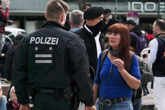 Polizisten schreiten bei einer verbotenen Demo in Berlin im Mai ein (Archivbild). Auch am heutigen Sonntag waren Proteste geplant.