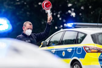 Ein Polizeibeamter kontrolliert Einreisende an der Grenze zu den Niederlanden (Archivbild). Seit heute gelten strengere Einreiseregeln für Rückkehrer aus dem Urlaub.