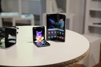 Samsungs Galaxy Flip 3 (l) und Fold 3: Diesmal sollen die Faltphones zum breiten Erfolg werden